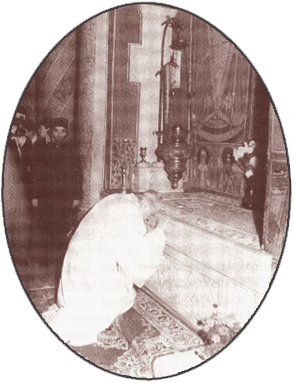 Preafericitul Patriarh Teoctist la mormântul Preafericitului Patriarh Justinian în 1977 Preafericitul Patriarh Teoctist la mormântul Preafericitului Patriarh Justinian în 1977